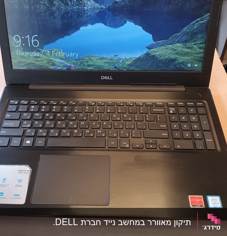 מחשב נייד דל עם מסך פתוח ומקלדת מלאה